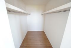 洋室にはハンガーパイプ付きのウォークインクローゼットが設けられています。たっぷり収納できるので衣替えの心配もいりませんね＾＾