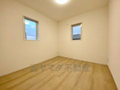 2面採光を確保した明るい室内は、風通しも良く、大変居心地の良い空間となっております。日当たりがよく、子供部屋としての利用もおすすめ。