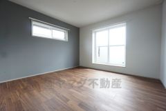 8帖。主寝室としてお使いいただけそうなこちらのお部屋は、日当たりが良く、爽やかな風を感じて起きる朝は、快適生活の始まりに。 