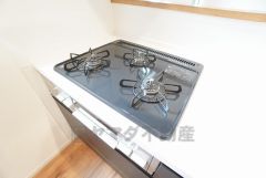 3種類の料理が同時に調理できる、3口ガスコンロ。忙しい夕食の支度時間が短縮できて効率よくお料理が楽しめます。