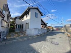 前面道路は南東側約5.2ｍの公道に面しています。