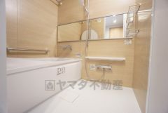 デザイン性に優れた浴槽でゆったりとしたバスタイムを演出。 お子様と入っても十分ゆったりサイズです。