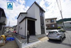 B号棟。 駐車3台可能。マイカー用や来客時にも安心です。最寄りバス停まで徒歩3分。天神・博多駅行。