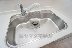 大きなお鍋も楽々洗える幅の広いシンクです＾＾ステンレスシンクなので簡単にお掃除できますよ。洗剤やスポンジもすっきりできる収納付き。