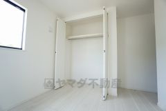 白を基調とした開放感あふれるルームデザインで住む人のこだわりを活かす洋室。クローゼット付きで荷物もすっきり片付けられ、ゆとりのある暮らしが出来ます＾＾