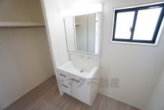 三面鏡裏収納付き洗面化粧台です＾＾ 歯磨きセットやスキンケア用品などの収納に便利ですね。