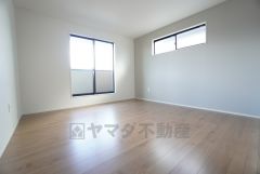 8.5帖。主寝室としてお使いいただけそうなこちらのお部屋は、日当たりが良く、爽やかな風を感じて起きる朝は、快適生活の始まりに。