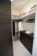 収納力豊富なウォークインクローゼット。洋服や小物などを1箇所にまとめて美しい収納を実現します。スーツケースのような大型の荷物も置けます＾＾