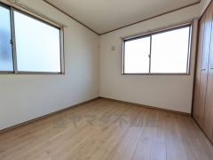 2面採光を確保した明るい室内は、風通しも良く、大変居心地の良い空間となっております。日当たりがよく、子供部屋としての利用もおすすめ。