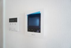 防犯はもちろん、セールスマン対策にもなるモニター付きインターホンです。 来訪者の顔が見えるので安心ですね＾＾
