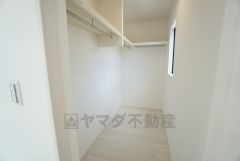 寝室にはハンガーパイプ付きのウォークインクローゼットが設けられています。たっぷり収納できるので衣替えの心配もいりませんね＾＾
