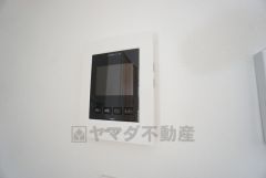 防犯はもちろん、セールスマン対策にもなるモニター付きインターホンです。お子さん1人での留守番時にも活躍しそうです。