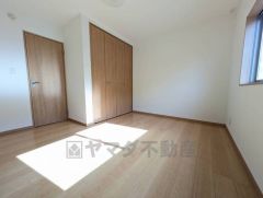 7帖。住む人のこだわりを活かす洋室＾＾広めのクローゼットもあり荷物もすっきり片付けられ、ゆとりのある暮らしが出来ます＾＾ 