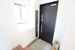 たっぷり収納できるシューズボックス付きです。家族全員の靴がきれいに整頓できます。棚の上にお花や写真を飾っても良いですね。