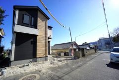 北西側約5.5ｍの公道に面しています。