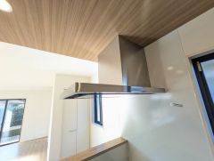 コンロ上には換気扇完備＾＾すぐ横に小窓が設けられているので、換気扇と合わせてWで換気できます＾＾