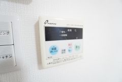ボタン操作でお湯張りができる使いやすい給湯リモコン。日々の入浴準備もスムーズです。