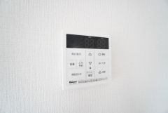 おいだき機能つきなのでお風呂に入る時間が異なるご家庭には嬉しいですね。ボタン一つで快適で便利な生活が＾＾