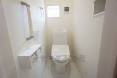 1階2階の2ヶ所にトイレがありますので、忙しい朝にも家族に気を使わず、ゆとりが生まれますね＾＾ 小窓付きで換気する時に便利です＾＾