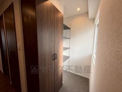 玄関にはシューズクローク付き。ご家族全員分の靴からベビーカーやゴルフバッグなどもしっかり収納できます＾＾ 