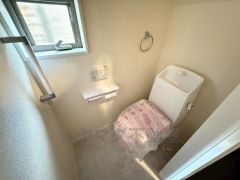 1階2階の2ヶ所にトイレがありますので、忙しい朝にも家族に気を使わず、ゆとりが生まれますね＾＾ 小窓付きで換気する時に便利です＾＾