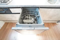 炊事時間を大幅に短縮できる食器洗浄乾燥機付き＾＾食器を洗う手間が減るので家族とのコミュニケーションの時間や自分の時間が増えますね。