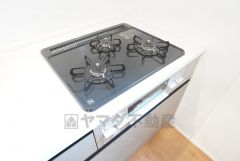 3種類の料理が同時に調理できる、3口ガスコンロ。忙しい夕食の支度時間が短縮できて効率よくお料理が楽しめます。