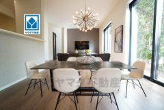 大きな掃き出し窓のあるリビングは、陽光あふれる明るい空間です。ゆったりと寛げる憩いの場となりそうです＾＾家具はCGによるイメージ画像です。