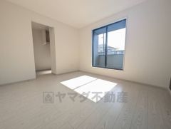 主寝室としてお使いいただけそうなこちらのお部屋は、日当たりが良く、爽やかな風を感じて起きる朝は、快適生活の始まりに。