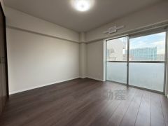 5.8帖。住む人のこだわりを活かす洋室＾＾広めのクローゼットもあり荷物もすっきり片付けられ、ゆとりのある暮らしが出来ます＾＾ 