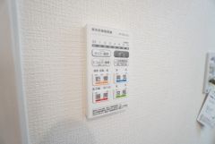 浴室暖房乾燥機付き。天候に左右されず、いつでも好きなときに洗濯物を干せるので、仕事や家事で忙しい方に重宝します。