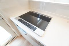 お手入れのしやすいIHクッキングヒーターです。3口コンロなので、効率よくお料理が楽しめます。毎日のお料理も楽しくなりますね＾＾