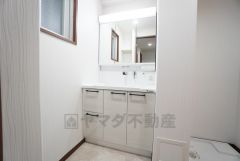 三面鏡裏収納付き洗面化粧台です＾＾ 歯磨きセットやスキンケア用品などの収納に便利ですね。 生活感も隠すことができ、来客時にも安心です。