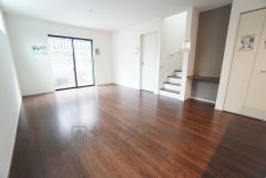 大きな掃き出し窓のあるリビングは、陽光あふれる明るい空間です。ゆったりと寛げる憩いの場となりそうです。