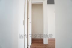 キッチン横に広々としたパントリー付き＾＾洗面室にも近く、食料品だけでなく日用品などの収納にも＾＾