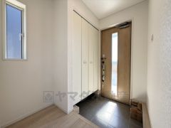 ご家族の靴をスッキリと片付けられるシューズボックス付きの玄関です＾＾スッキリと片付いた玄関は気持ちがいいです。