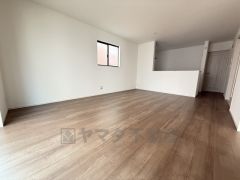 窓から光が差し込む明るいダイニングです＾＾