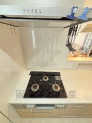 3種類の料理が同時に調理できる、3口ガスコンロ。忙しい夕食の支度時間が短縮できて効率よくお料理が楽しめます。 