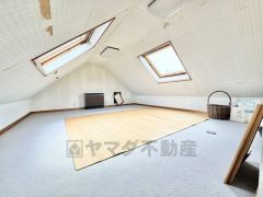 2階廊下部分から出入りのできる屋根裏収納です。窓付きです。