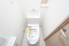 清潔感のある使い勝手の良いトイレで、毎日気持ちよくお使いいただけます。温水洗浄便座付きで、季節を問わず快適にご利用いただけます＾＾