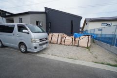 駐車スペースは並列2台分を確保。マイカー用に、お客さま用に、余裕を持ってご利用いただけます。