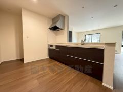 対面式キッチンなのでリビングにいるご家族とコミュニケーションを取りながら洗い物や、お料理が楽しめそうですね＾＾