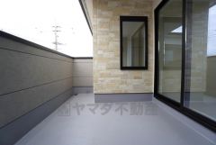 南西向きで陽当たりの良いバルコニーです。お洗濯やお布団干しはもちろん、日光浴スペースにも＾＾足元は防水工事施工済です。