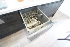 炊事時間を大幅に短縮できる食器洗浄乾燥機付き＾＾食器を洗う手間が減るので家族とのコミュニケーションの時間や自分の時間が増えますね。
