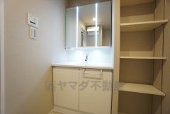 三面鏡裏収納付き洗面化粧台です＾＾ 歯磨きセットやスキンケア用品などの収納に便利ですね。