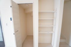 キッチン横には可動棚タイプのパントリーとリビング収納有＾＾ 長期保存ができるもの、調理器具、防災グッズを入れておくのもいいですね。