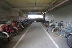 屋根付き駐輪場なので、雨の日も自転車を安心して保管できます。通勤・通学に自転車を使う方にも便利です＾＾