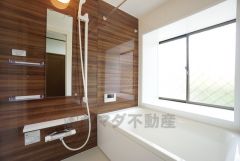 1日の疲れを癒すくつろぎのバスルーム。足を伸ばしてもゆったりと入れるサイズです。お子様と一緒にお風呂に入っても狭くないですね＾＾ 