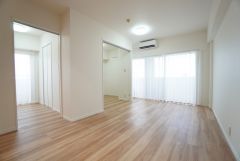 大きな掃き出し窓のあるリビングは、陽光あふれる明るい空間です。ゆったりと寛げる憩いの場となりそうです。