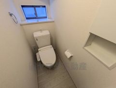 1階2階の2ヶ所にトイレがありますので、忙しい朝にも家族に気を使わず、ゆとりが生まれますね＾＾ 小窓付きで換気する時に便利です＾＾